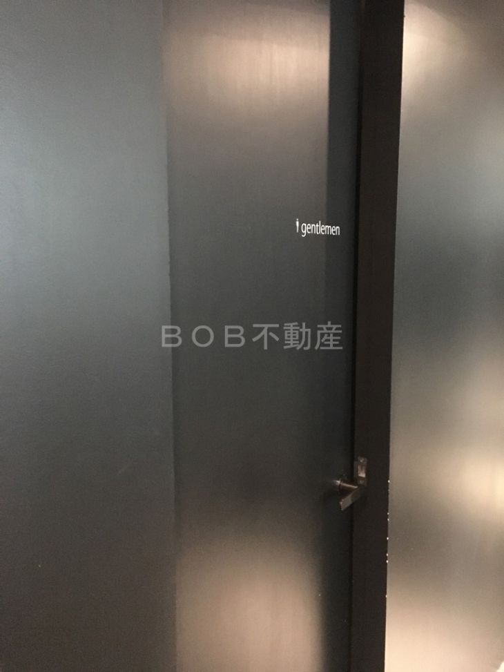トイレ入口の黒色のドア画像