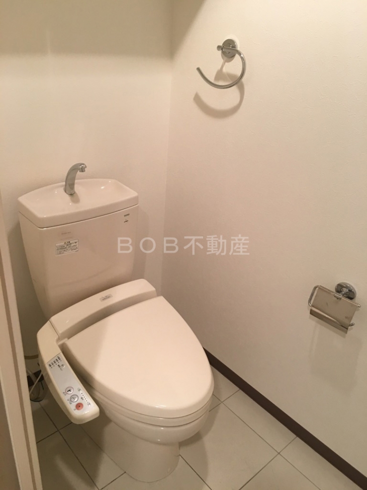白いトイレ室内と温水洗浄便座の画像