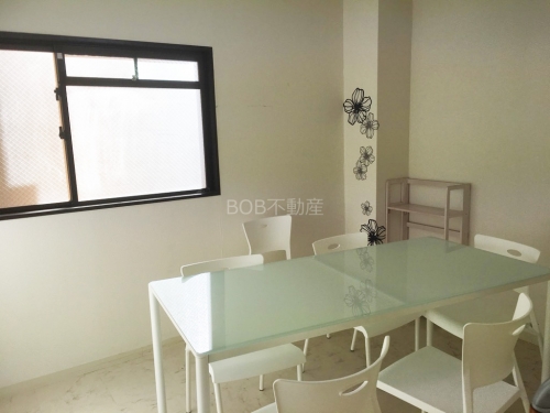 白で統一された室内とテーブルと椅子の画像