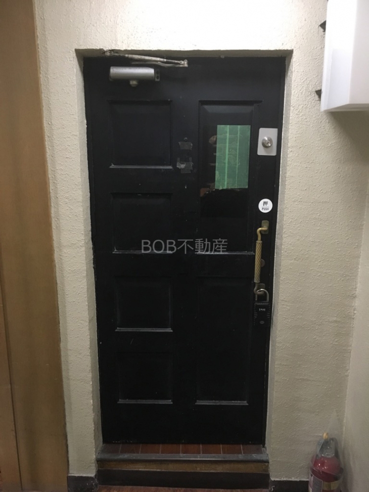 黒いドアの入り口の画像