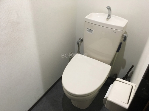 白い内装とトイレ便座の画像