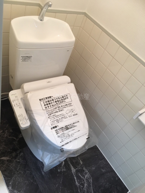新品の温水洗浄便座付き便器とトイレ内の画像
