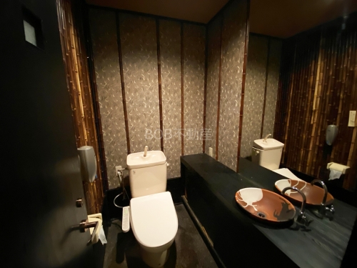 黒基調の和風モダンなトイレの画像